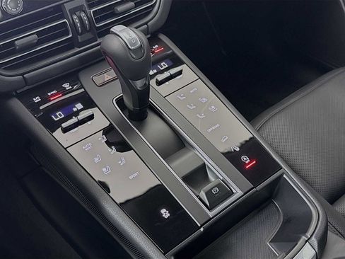 Certified 2025 Porsche Macan image 20