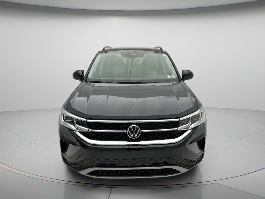 Used 2023 Volkswagen Taos SEL AWD/4WD image 2