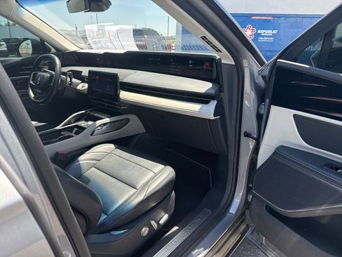 Used 2024 Lincoln Nautilus Premier AWD/4WD image 12