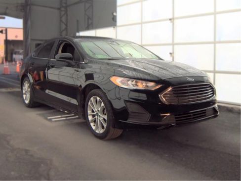 Used 2019 Ford Fusion SE FWD image 2