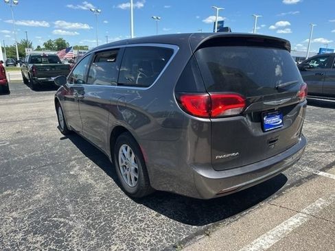 Used 2020 Chrysler Pacifica Touring FWD image 6