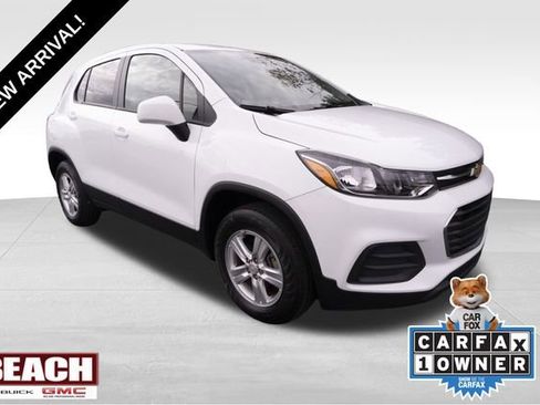 Used 2022 Chevrolet Trax LS w/ Tint and Cruise Package image 1