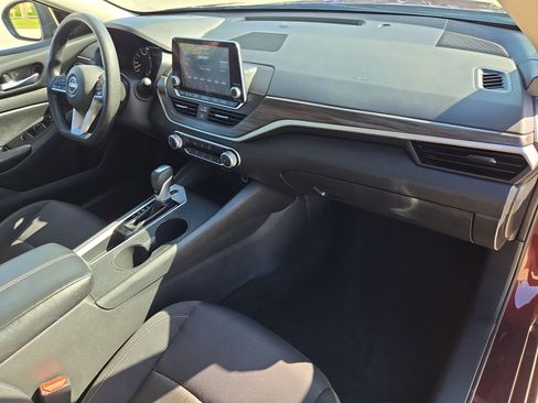 Used 2025 Nissan Altima 2.5 SV FWD image 32