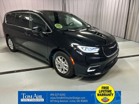 Used 2025 Chrysler Pacifica Select w/ Uconnect Theater Family Group FWD image 1