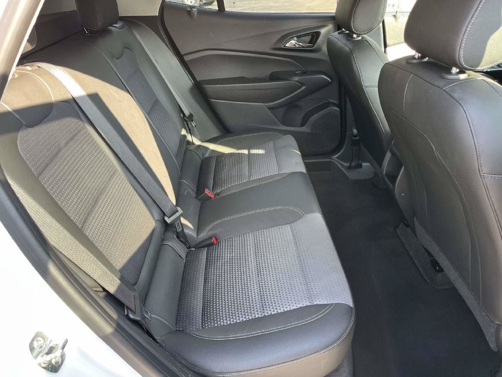 Used 2025 Chevrolet Trax LT FWD image 22