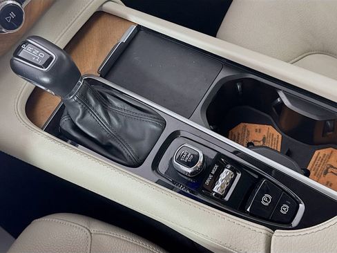 Used 2021 Volvo XC90 T6 Momentum image 19