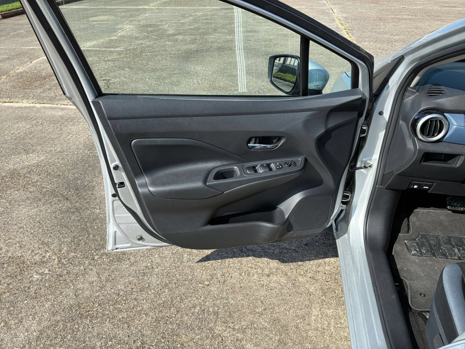 Used 2025 Nissan Versa SV FWD image 18
