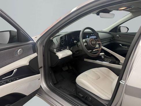 Used 2025 Hyundai Elantra Limited FWD image 9