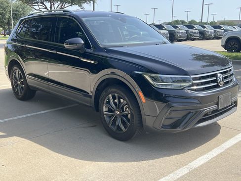 Certified 2022 Volkswagen Tiguan SE FWD image 2