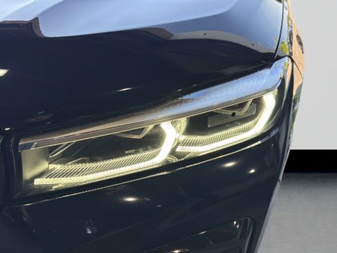 Used 2022 BMW 740i w/ M Sport Package RWD image 31