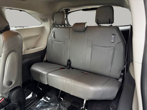 Used 2022 Toyota Sienna Limited image 16