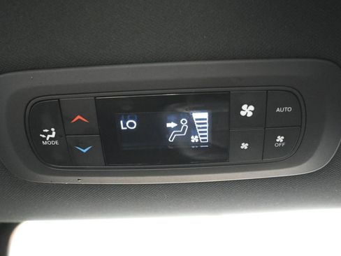 Used 2025 Chrysler Pacifica Select FWD image 34