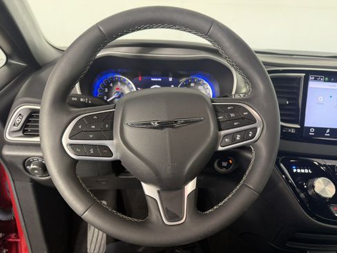 Used 2025 Chrysler Pacifica Select FWD image 21