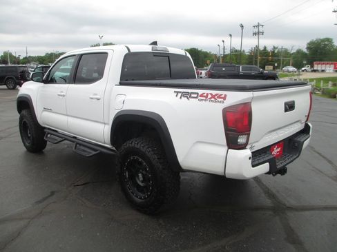 Used 2019 Toyota Tacoma TRD Off-Road AWD/4WD image 9