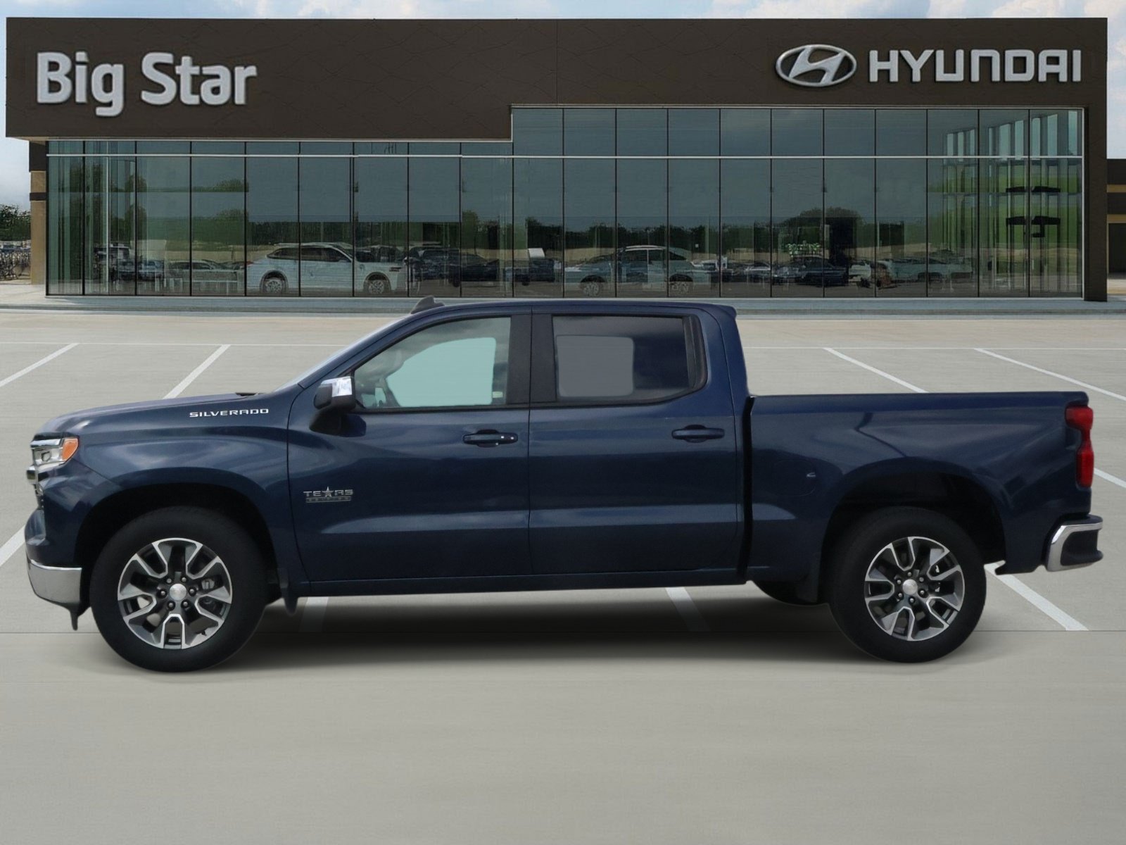 Used 2022 Chevrolet Silverado 1500 LT RWD image 2