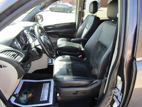 Used 2017 Dodge Grand Caravan SXT image 13