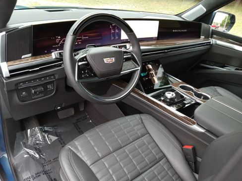 Certified 2026 Cadillac Escalade Platinum Sport AWD/4WD image 13