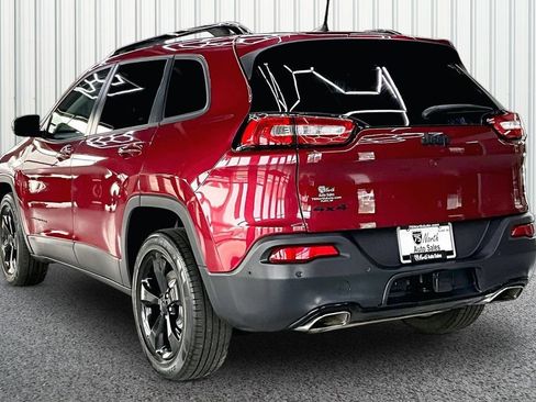 Used 2016 Jeep Cherokee Limited w/ Luxury Group AWD/4WD image 4