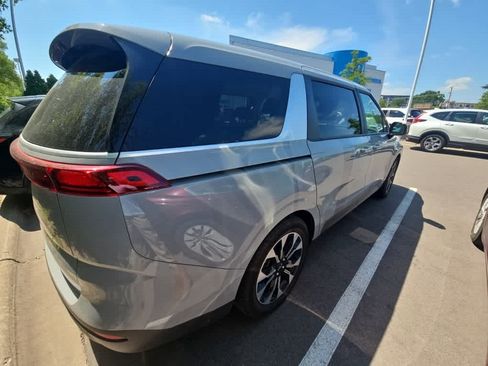 Used 2022 Kia Carnival EX FWD image 4