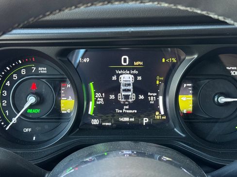 Used 2025 Jeep Wrangler Unlimited Sahara AWD/4WD image 29
