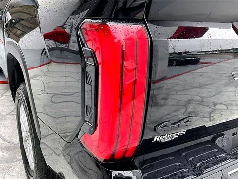 Used 2022 Toyota Tundra SR5 w/ SR5 Convenience Package AWD/4WD image 22
