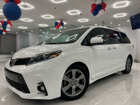 Used 2019 Toyota Sienna SE Premium w/ Carpet Mat Package image 1