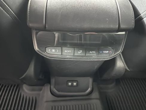 Used 2021 Toyota Highlander XLE AWD/4WD image 20