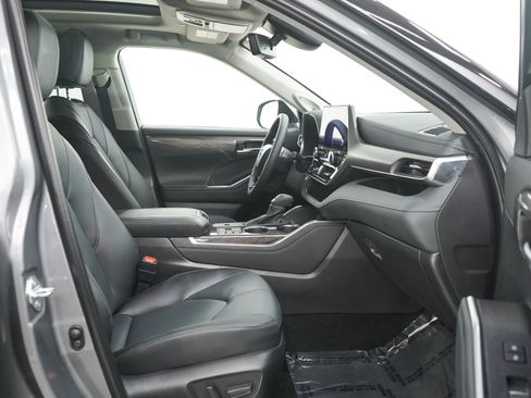 Used 2025 Toyota Highlander Limited AWD/4WD image 11