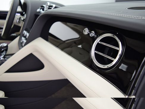 Certified 2023 Bentley Bentayga Plug-In Hybrid AWD/4WD image 24