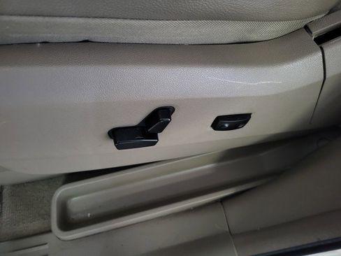 Used 2013 Chrysler Town & Country Touring-L w/ Driver Convenience Group image 27