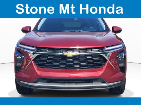Used 2025 Chevrolet Trax LT w/ LT Convenience Package FWD image 2