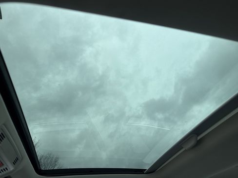 Certified 2024 Volkswagen Jetta SE w/ Panoramic Sunroof Package image 15