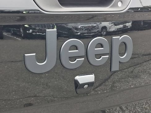 Used 2021 Jeep Gladiator Sport AWD/4WD image 32