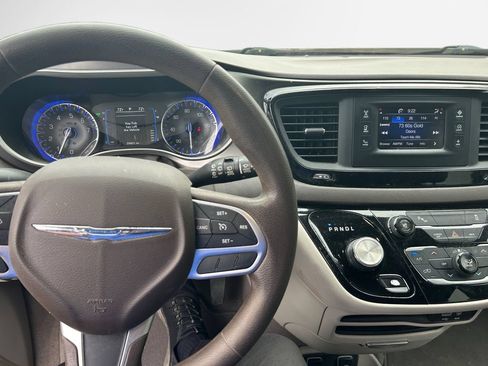 Certified 2017 Chrysler Pacifica Touring FWD image 16