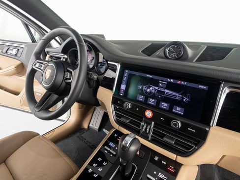 Certified 2026 Porsche Macan AWD/4WD image 29