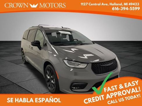 Used 2025 Chrysler Pacifica Limited w/ Uconnect Theater Family Group AWD/4WD image 1