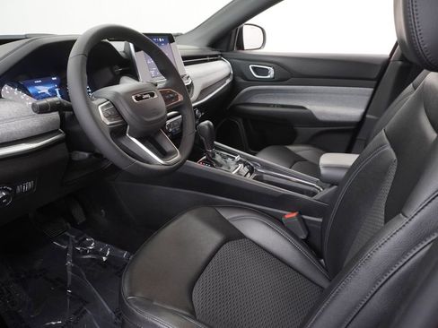 Used 2025 Jeep Compass Latitude AWD/4WD image 19