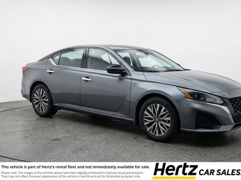 Used 2025 Nissan Altima 2.5 SV image 1