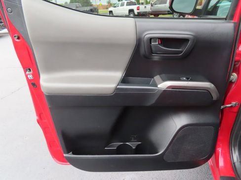 Used 2019 Toyota Tacoma TRD Off-Road image 33