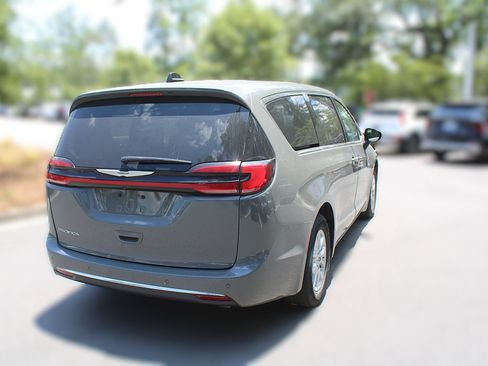 Used 2023 Chrysler Pacifica Touring-L FWD image 15