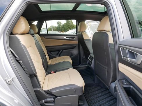 Certified 2024 Volkswagen Atlas Cross Sport SE w/ Panoramic Sunroof Package image 19