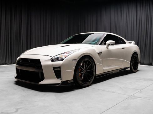 Used 2020 Nissan GT-R Premium image 20