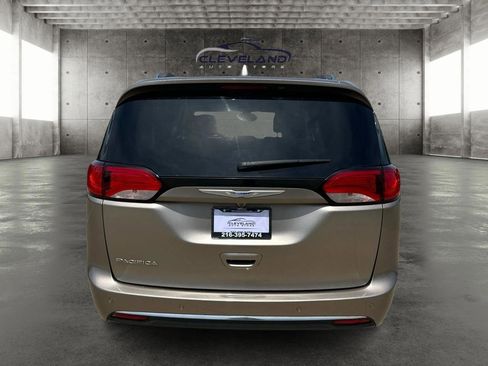 Used 2018 Chrysler Pacifica Touring-L FWD image 4