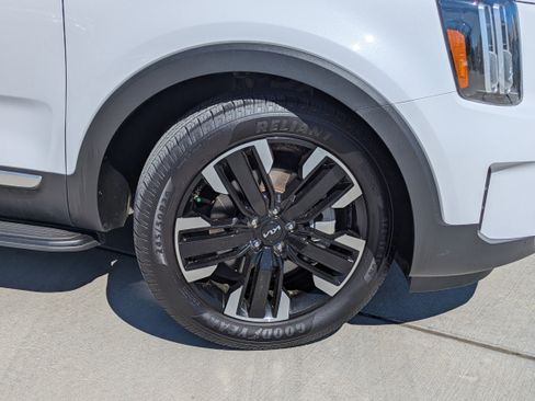 Used 2025 Kia Telluride SX w/ SX Captain's Chair Package image 9