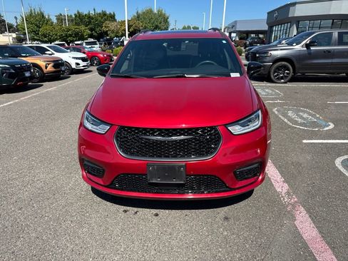 Used 2025 Chrysler Pacifica Limited FWD image 2
