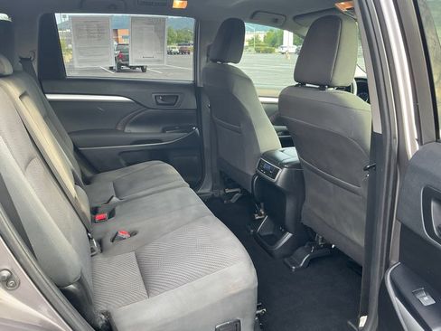 Used 2019 Toyota Highlander LE AWD/4WD image 34