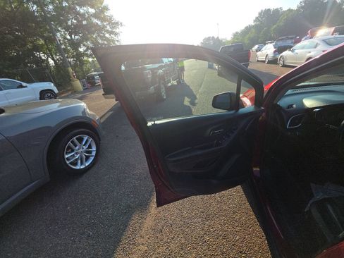 Used 2022 Chevrolet Trax LT w/ LT Convenience Package FWD image 10