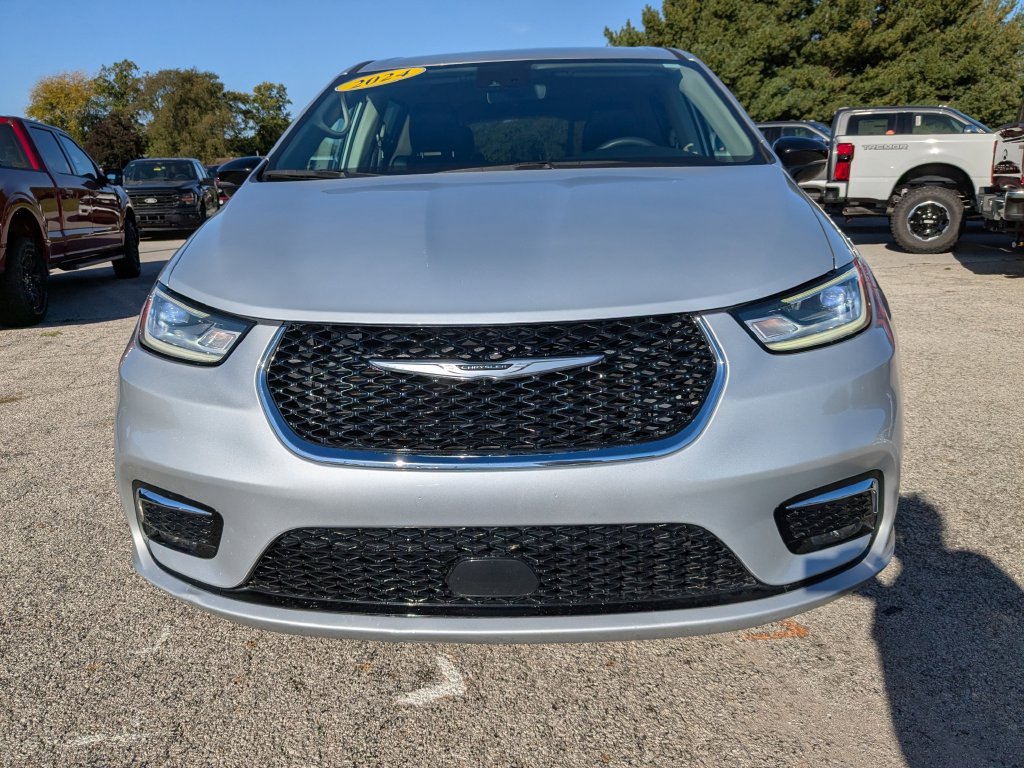 Used 2024 Chrysler Pacifica Touring-L FWD image 2
