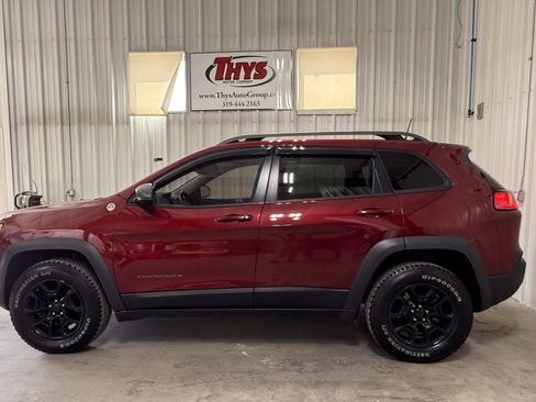 Used 2020 Jeep Cherokee Trailhawk AWD/4WD image 17