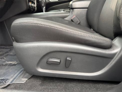 Used 2018 Nissan Pathfinder SV image 14